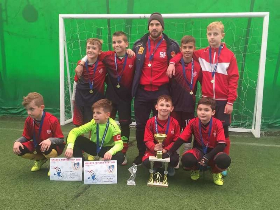 Puştii de 9 ani de la Luceafărul au câştigat trofeul la Bucureşti, piticii de 7 ani, locul 2 la Focşani