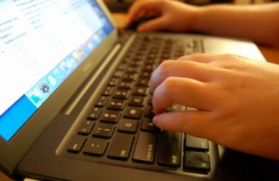 Românii petrec online 5 ore şi jumătate pe zi, cei mai mulţi pe email şi site-urile de ştiri