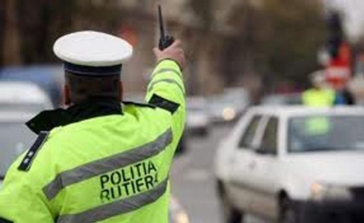 Oprit de poliţişti, a sărit din maşină şi a rupt-o la fugă