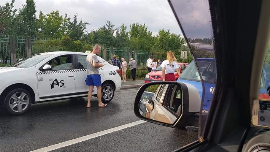 Copil de 10 ani lovit pe trotuar de o maşină scăpată de sub control