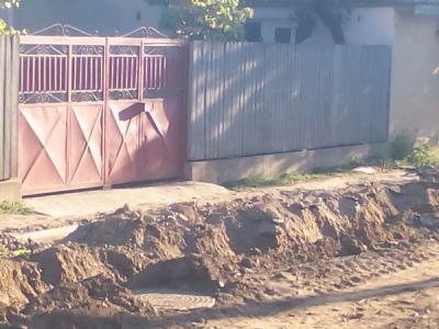 Şanţul i-a blocat drumul spre casă şi l-a trimis la spital