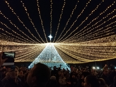 Luminiţele de sărbători, aprinse de primar şi de zeci de copii (FOTO/VIDEO)