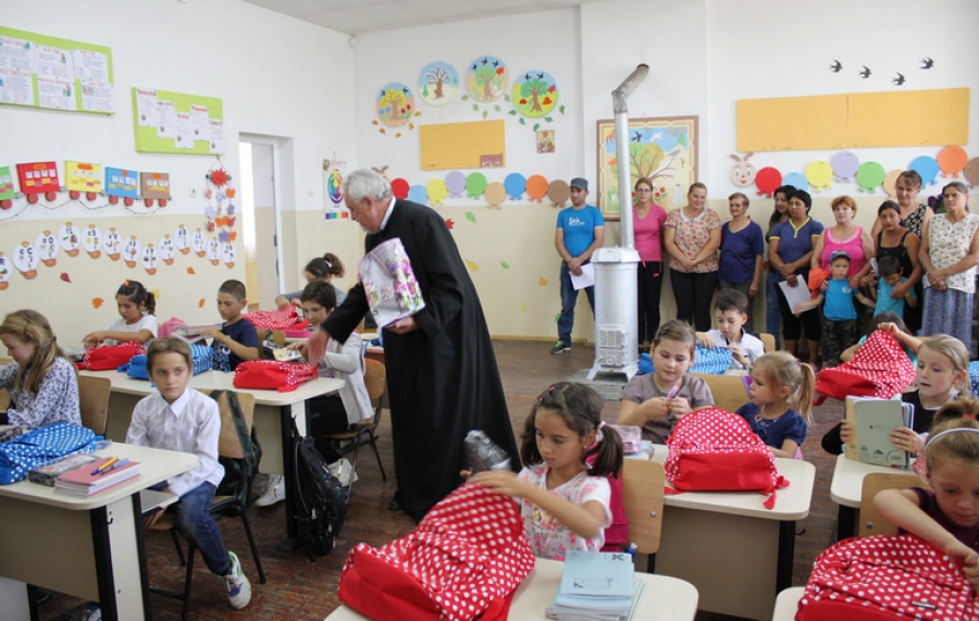 Rechizite pentru 4.000 de copii defavorizaţi din Arhiepiscopia Dunării de Jos