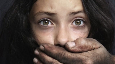 Cinci persoane acuzate de trafic cu minori şi trafic cu persoane, reţinute