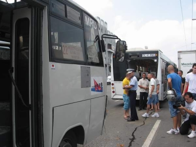 Tamponare în lanţ: 8 pasageri la spital, două autobuze şi un microbuz avariate