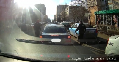 Urmărit de jandarmi după ce a furat maşina bunicului din răzbunare (VIDEO)