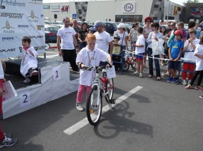 O fetiţă de 11 ani a câştigat bicicleta la „Juniorii pedalează”