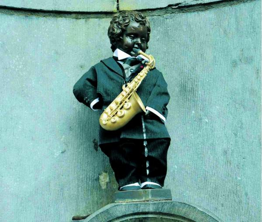 Manneken-Pis a primit un saxofon cu ocazia bicentenarului inventatorului acestui instrument