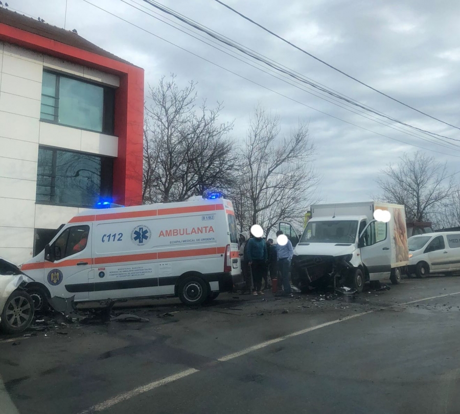 REGIONAL: Accident cu 3 maşini; unul dintre şoferi a ajuns la spital