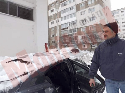 Maşini avariate de zăpada căzută de pe un punct termic