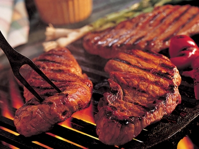 Bărbaţii care consumă frecvent carne roşie au un risc cu 58% mai mare de a fi diagnosticaţi cu diverticulită