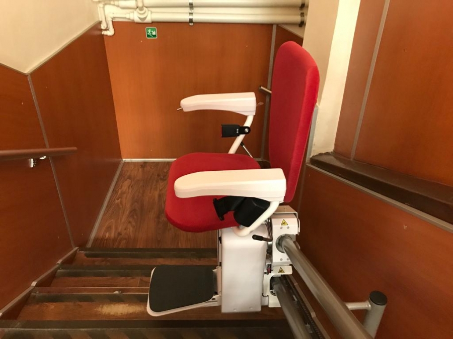 Investiţii pentru persoanele cu dizabilităţi locomotorii, la Liceul "Simion Mehedinţi" şi Biblioteca "V. A. Urechia" (FOTO)