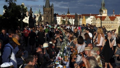 Locuitorii din Praga au celebrat ''sfârşitul crizei coronavirusului'' cu un banchet uriaş