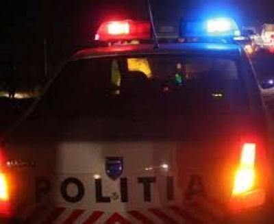 Poliţist atacat pentru că a luat apărarea unei operatoare de la o casă de pariuri