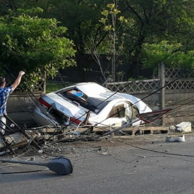 VIDEO: Un autoturism înmatriculat în Galaţi, implicat într-un accident spectaculos în Prundu Bârgăului