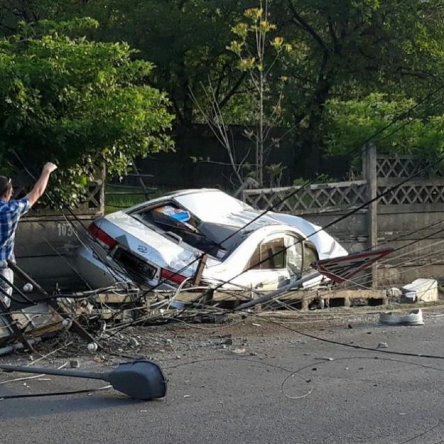 VIDEO: Un autoturism înmatriculat în Galaţi, implicat într-un accident spectaculos în Prundu Bârgăului