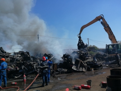 Incendiu puternic la un centru de colectare a fierului vechi, de lângă Combinat (FOTO)