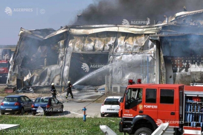 BUZĂU: Incendiu de PROPORŢII la o hală de producţie