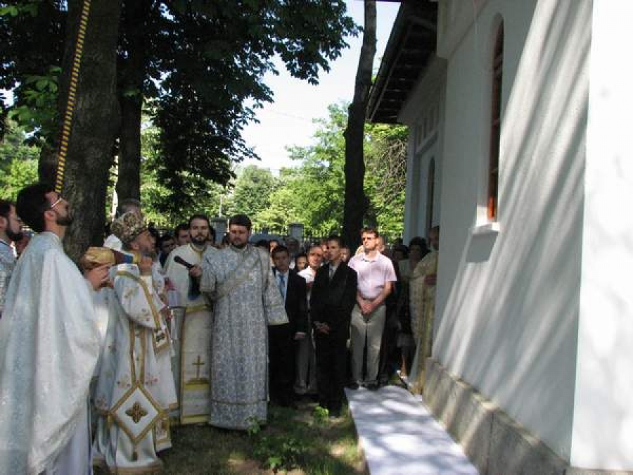 Sfinţire a bisericii „Sfântul Gheorghe şi Sfântul Ierarh Nicolae”