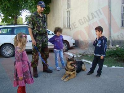 De ziua lor, copiii au fost în vizită la Poliţia de Frontieră Galati