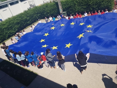 Cel mai mare steag UE traversează Moldova, în drum spre mitingul Diasporei