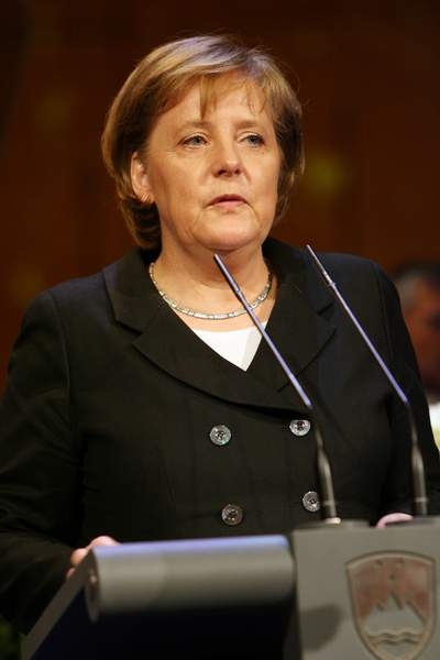 Angela Merkel este favorabilă unei majorări a fondului european de salvare