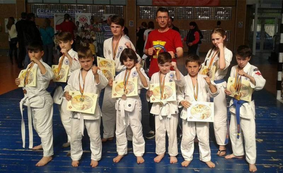12 medalii pentru 9 karateka de la CS SAKURA KIAI
