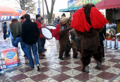 Crăciun cu Moş gonflabil şi urşi în stradă