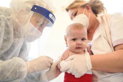 Experţii americani recomandă vaccinurile Moderna şi Pfizer pentru copiii cu vârste de peste şase luni