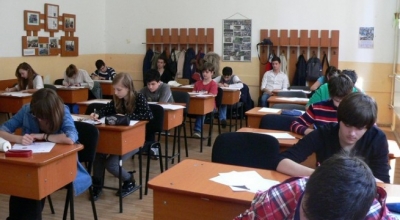 Mii de elevi gălăţeni simulează \"BAC\"-ul