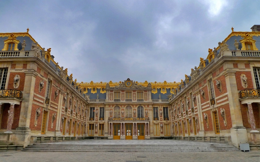 În absenţa turiştilor străini, numărul vizitatorilor palatului Versailles a scăzut dramatic
