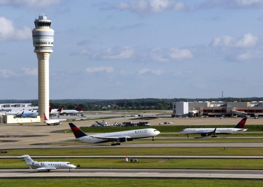 Studiul de fezabilitate pentru Aeroportul Internaţional Galaţi-Brăila se ridică la 36,5 milioane lei