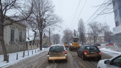 Zăpada s-a întors pe străzile Galaţiului: Primarul face apel la agenţii economici pentru ajutor