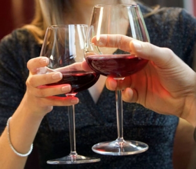 Consumul de alcool "îmbată" neuronii şi poate duce la mâncatul compulsiv