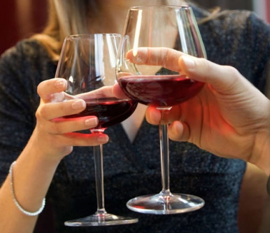 Consumul de alcool "îmbată" neuronii şi poate duce la mâncatul compulsiv