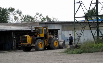 Strivit sub cuva escavatorului