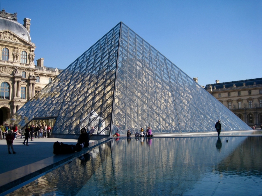 Muzeul Luvru din Paris s-a redeschis
