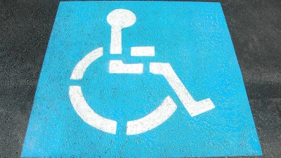 2.000 lei amendă pentru ocuparea unui loc de parcare destinat persoanelor cu handicap