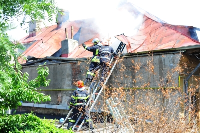 «Neglijenţa oamenilor, principala cauză a incendiilor la locuinţe şi gospodării în sezonul rece!»