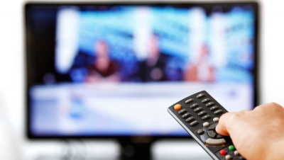 Privitul timp îndelungat la televizor poate creşte riscul de formare a cheagurilor de sânge în vene