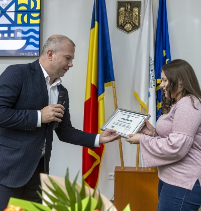 Elevii de 10 ai Galaţiului, premiaţi de către primarul Ionuţ Pucheanu (FOTO)