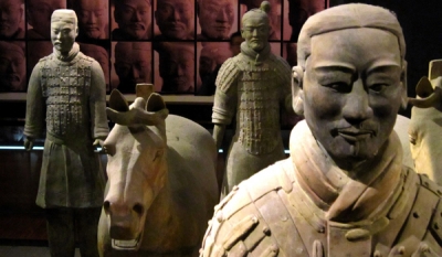 Figurine de teracotă aparţinând armatei îngropate de la Xi'an aduse în România