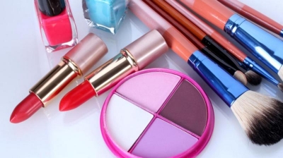 Sute de cosmetice expirate pe rafturile magazinelor din Galaţi şi Tecuci