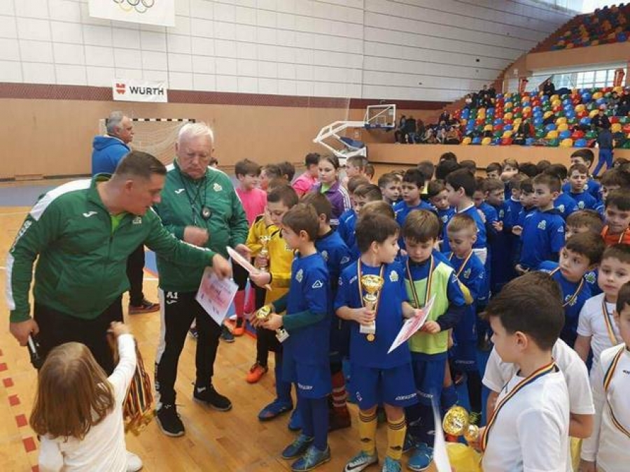 Moş Crăciun i-a vizitat cu tolba plină pe micuţii fotbalişti gălăţeni de la Sporting, Avântul Vânători, Sorin Balaban, Şoimii Dunăreni