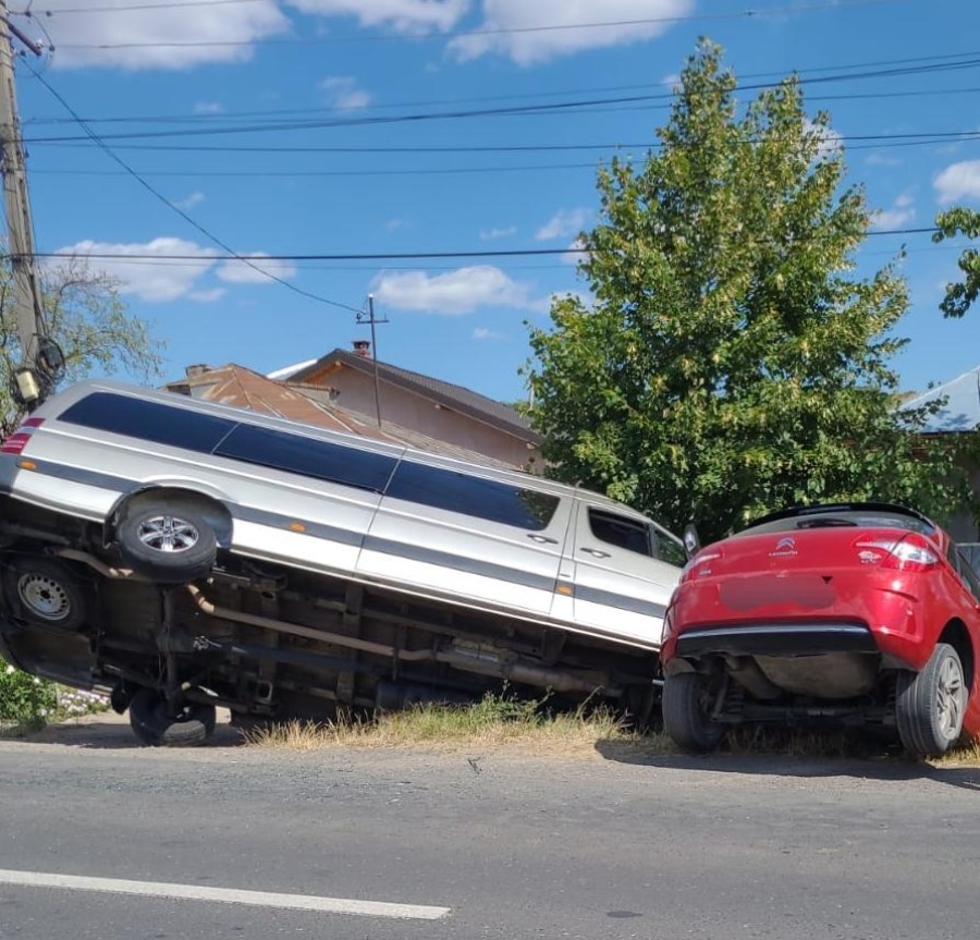 Două maşini au ajuns în şanţ, în localitatea Cuza Vodă