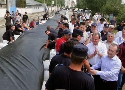 Premierul şi Blaga au vizitat „super-digul” din Galaţi şi zona Grindu