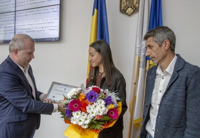 Campioana Rebeca-Daria Ciocan premiată de către primarul Ionuţ Pucheanu