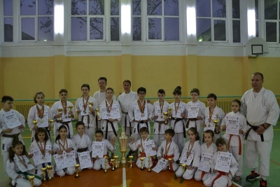 Copiii de la Meikyo readuc la Galaţi Cupa Regelui. Medalii de aur, argint şi bronz pentru karateka gălăţeni la Naţionale