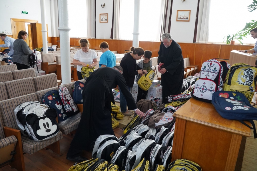 4.000 de elevi nevoiaşi din Galaţi şi Brăila au primit ghiozdane şi rechizite din partea Arhiepiscopiei Dunării de Jos