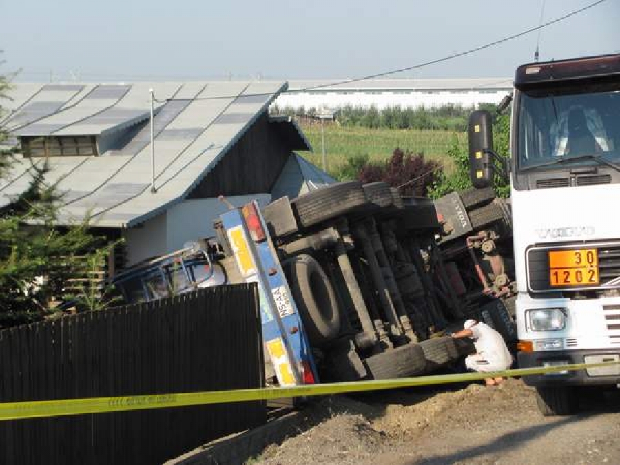 Cisternă cu 26 tone de combustibil, răsturnată pe DE 581